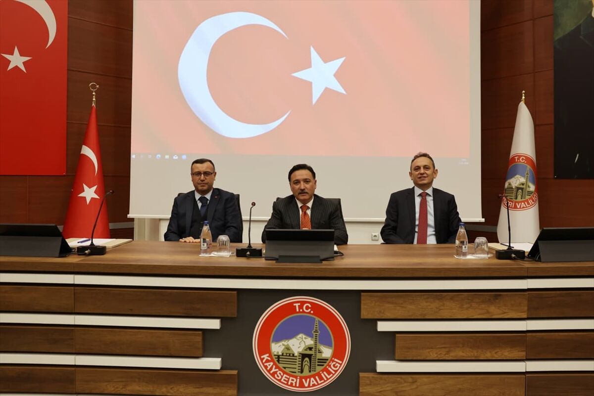 Kayseri Valisi Çiçek, hakim ve savcı yardımcılarıyla bir araya geldi