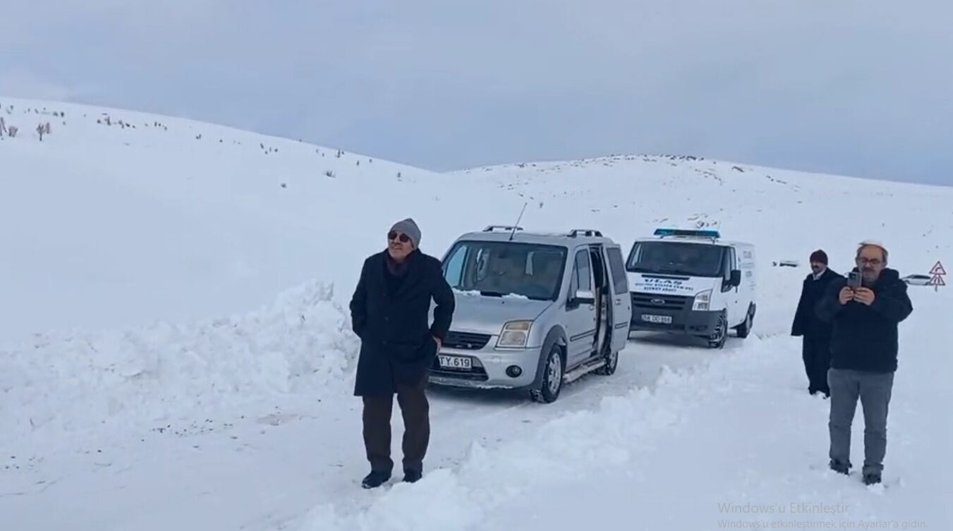 Sivas'ta kar nedeniyle kapanan köy yolu cenaze için ulaşıma açıldı