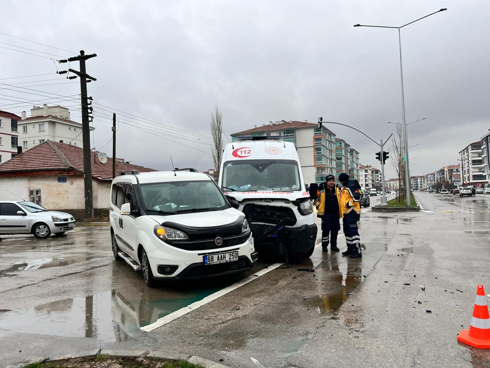 Aksaray'da ambulans ile hafif ticari araç çarpıştı, 8 kişi yaralandı