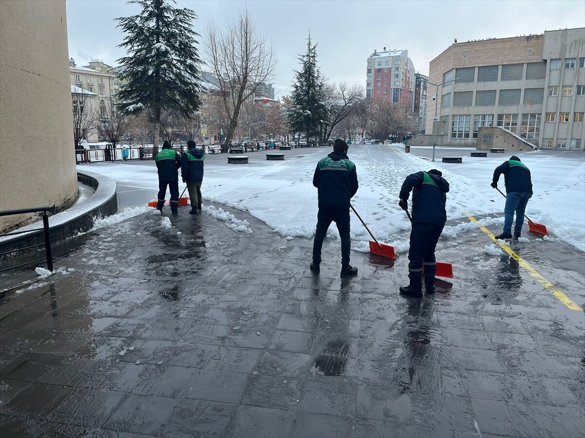 Kayseri Büyükşehir Belediyesi karla mücadele ekipleri 11 ilçede 86 mahalle yolunu ulaşıma açtı
