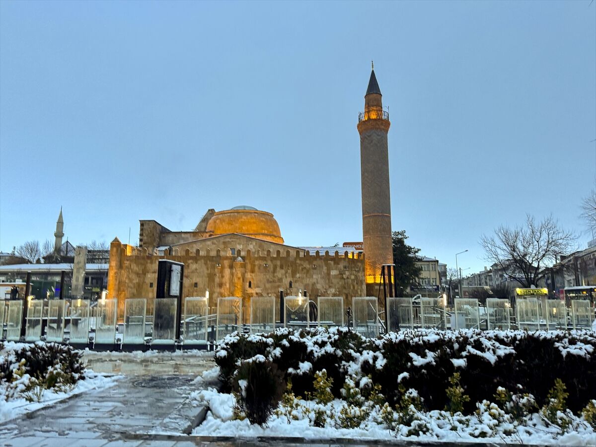 Kırşehir'de kar yağışı etkili oluyor