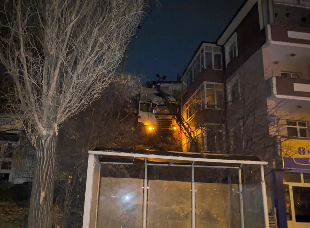 Çankırı'da kontrolden çıkan tır, elektrik direğine çarparak şarampole devrilmekten kurtuldu