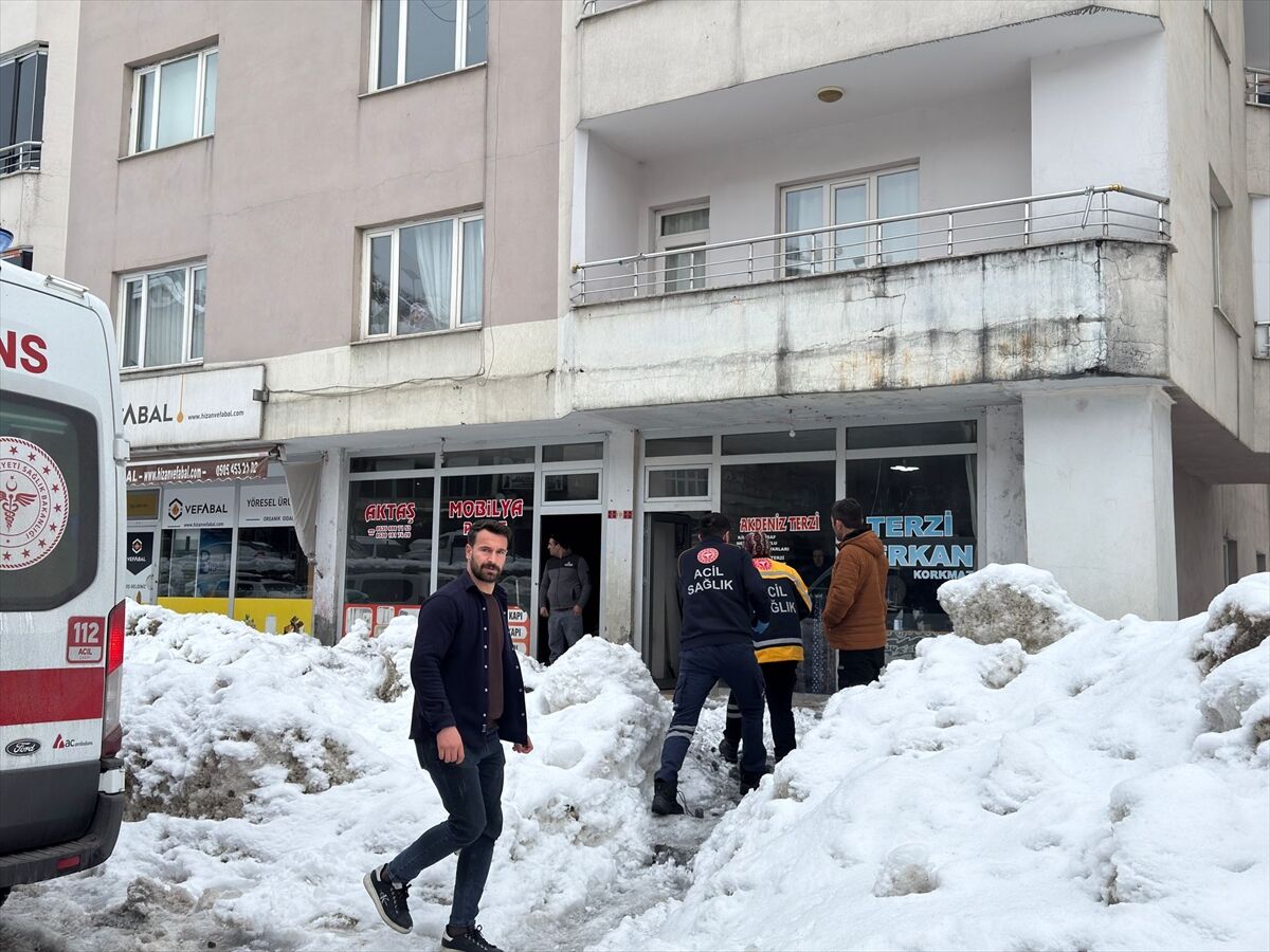 Bitlis'te üzerine kar kütlesi düşen kadın yaralandı