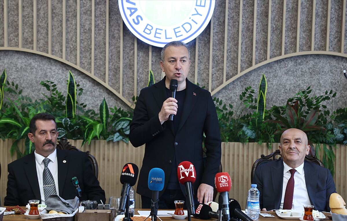 Sivas Belediye Başkanı Uzun, gazetecilerle bir araya geldi