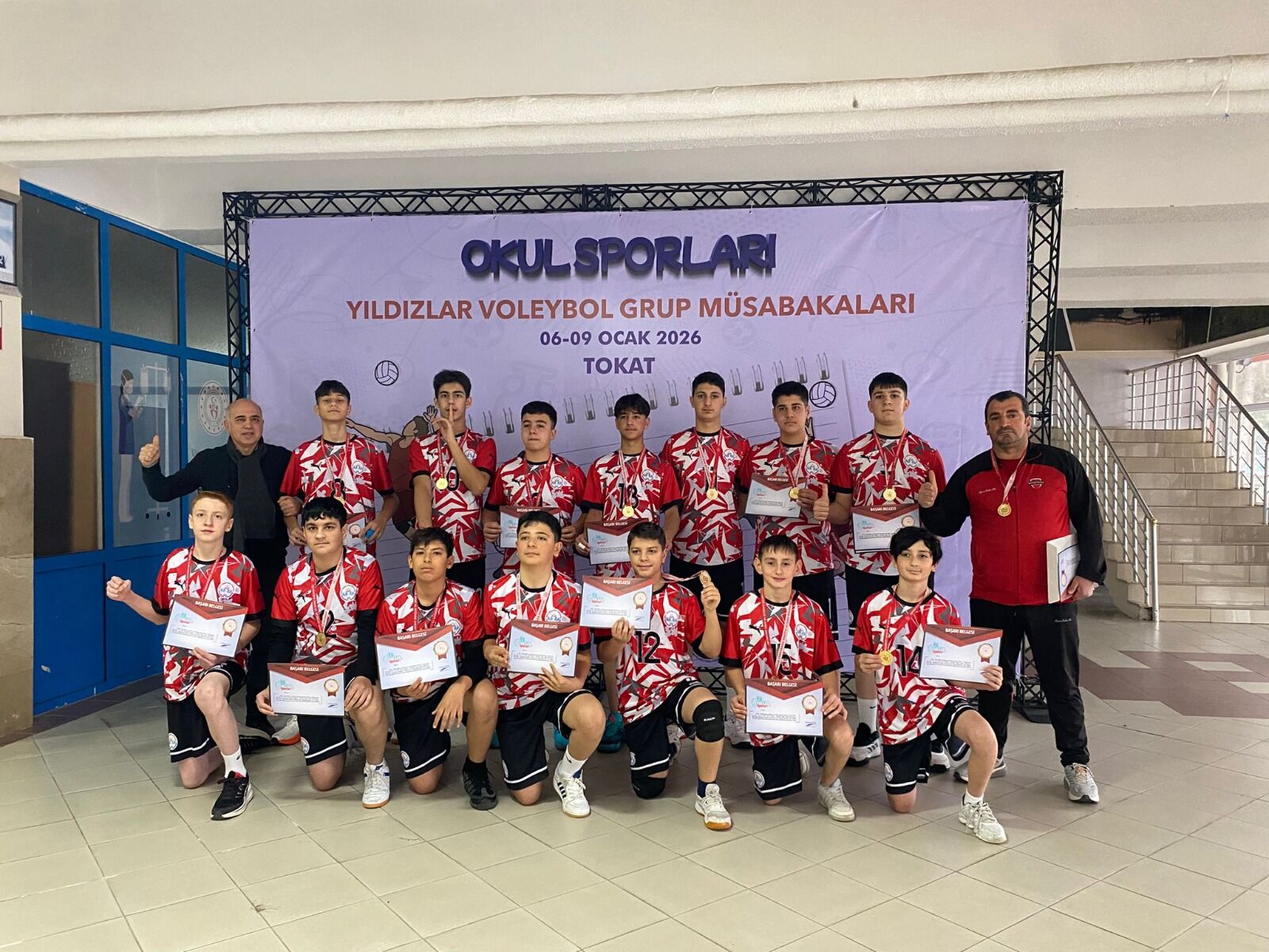 Sivas Şehit Adnan Saka Ortaokulu voleybol takımı bölge müsabakalarında yarı finale kaldı