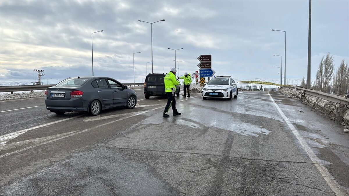 Sivas-Kayseri kara yolu tipi nedeniyle ulaşıma kapandı