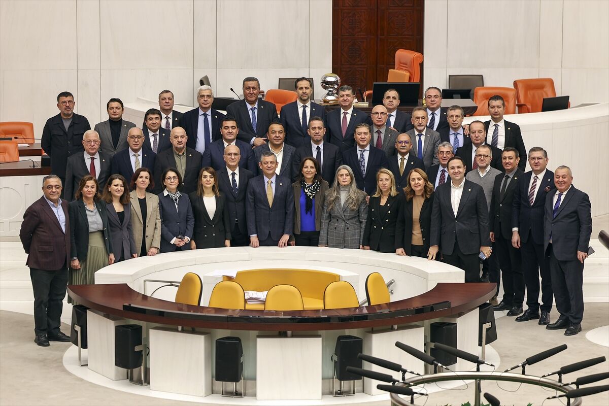 CHP Genel Başkanı Özel, Parlamento Muhabirleri Derneği'ni ziyaret etti: