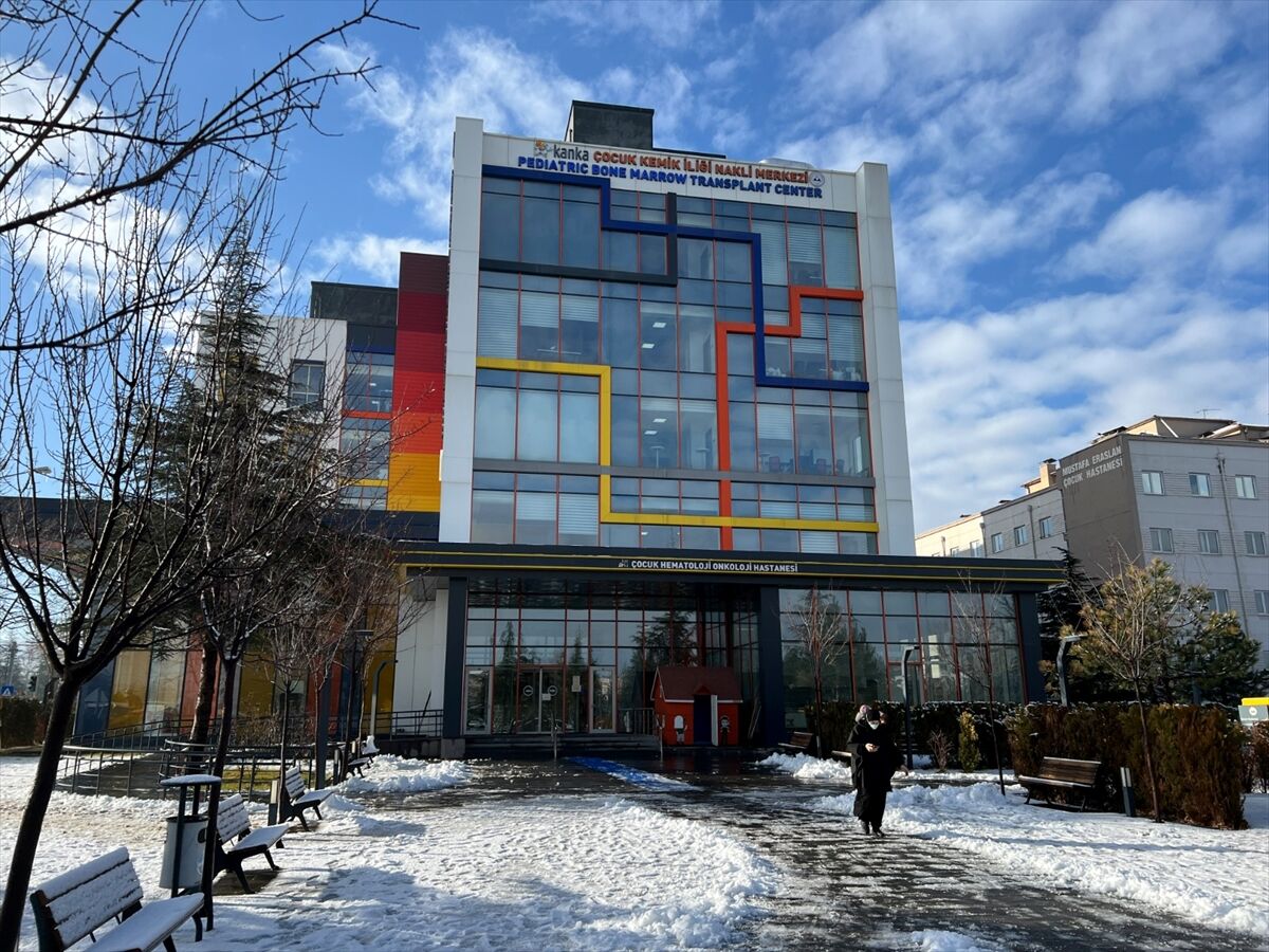 Kayseri'de tramvaylar ve istasyonlarda unutulan ziynet eşyalarının parası kanser derneğine bağışlandı
