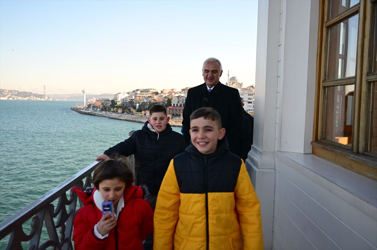 Kültür ve Turizm Bakanı Ersoy, kardan 'Kız Kulesi' yapan çocukları İstanbul'da ağırladı