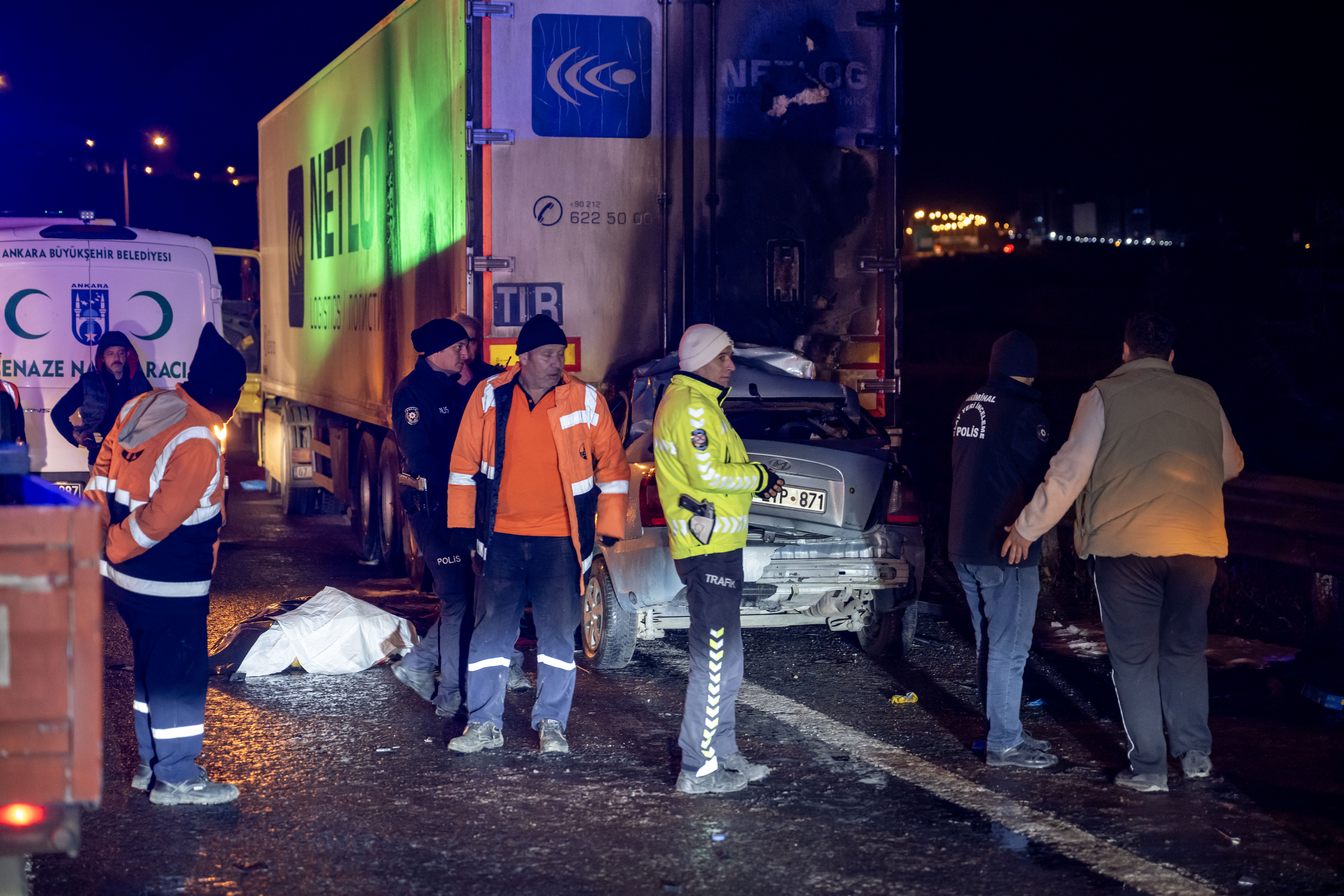 Ankara'da tıra çarpan otomobilin sürücüsü hayatını kaybetti