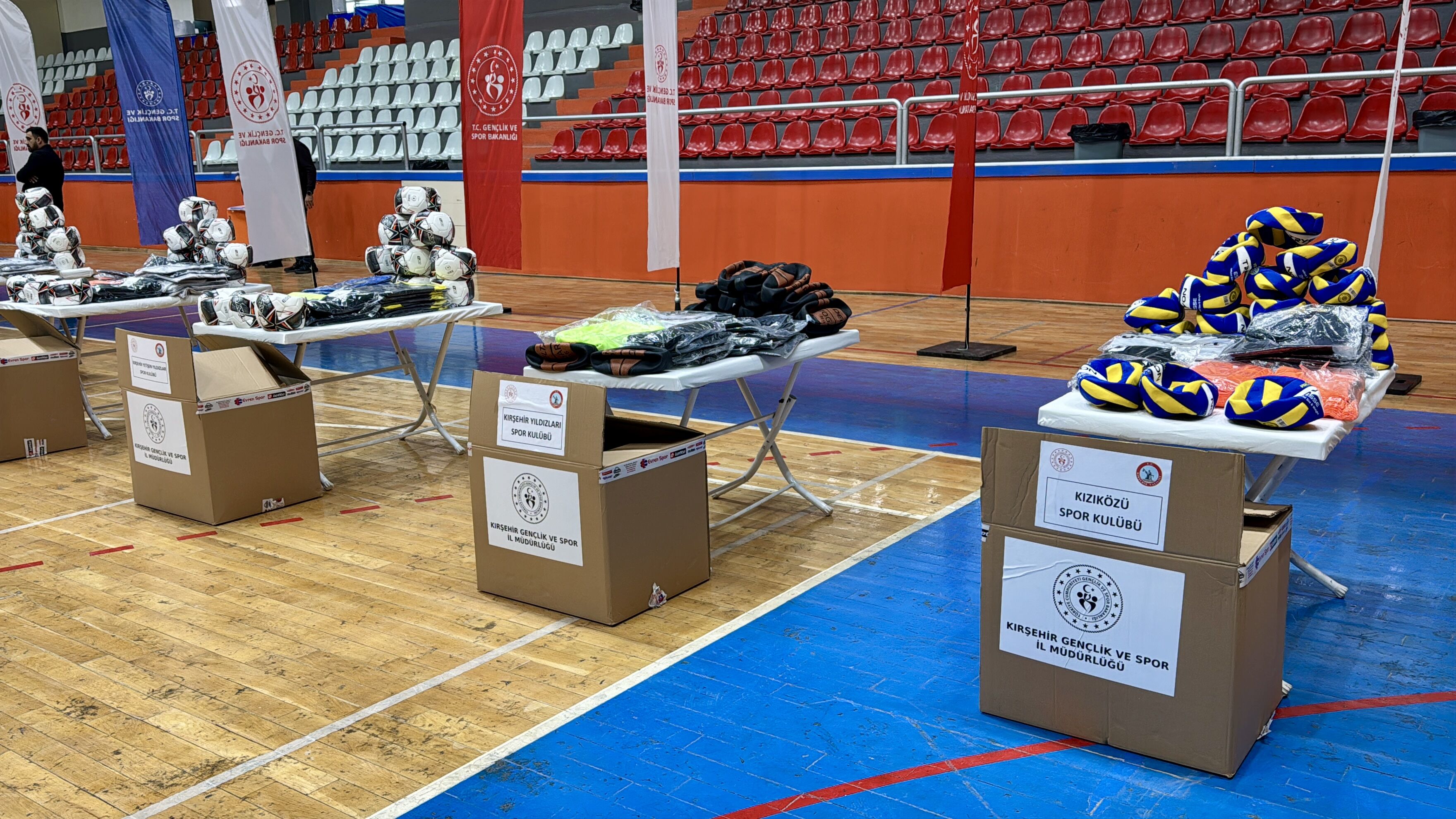 Kırşehir'de kulüp ve okul takımlarına spor malzemesi desteği
