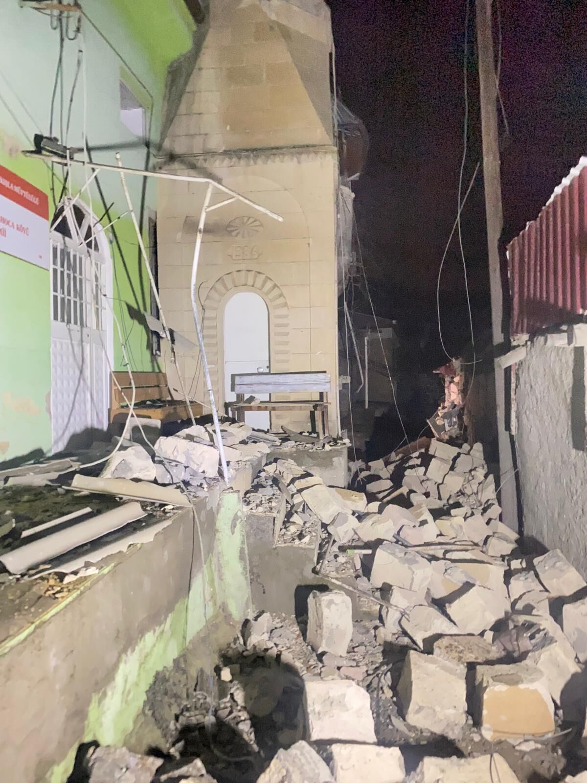 Niğde'de fırtına nedeniyle köy camisinin minaresi yıkıldı