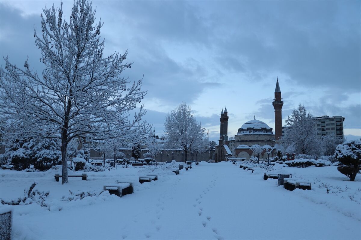 Sivas'ta kar ve tipi nedeniyle 145 köy yolu ulaşıma kapandı