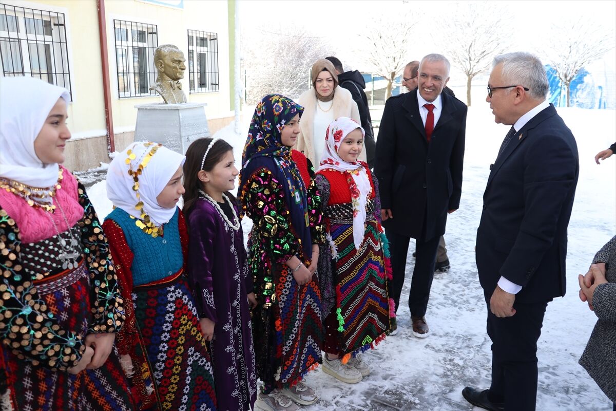 Sivas'ta poşet ve leğenle kayan çocuklara tahta kızak hediye edildi