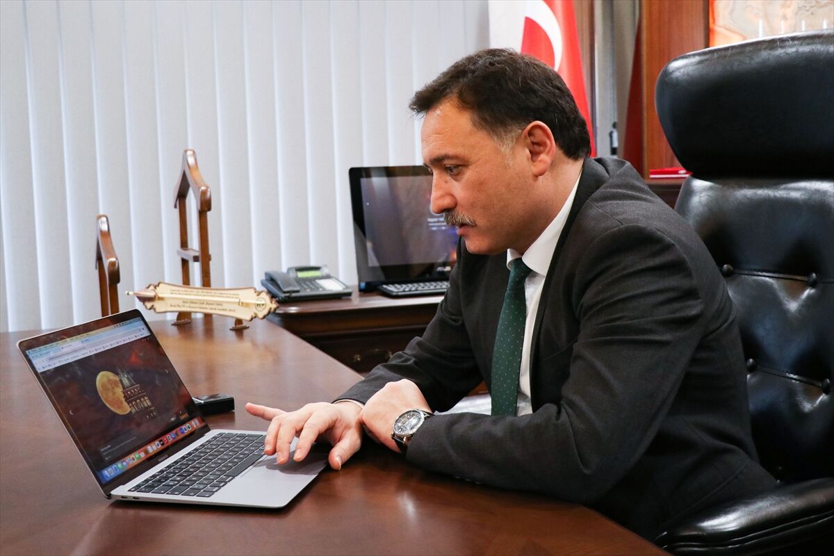 Kayseri Valisi Gökmen Çiçek, AA'nın 'Yılın Kareleri' oylamasına katıldı