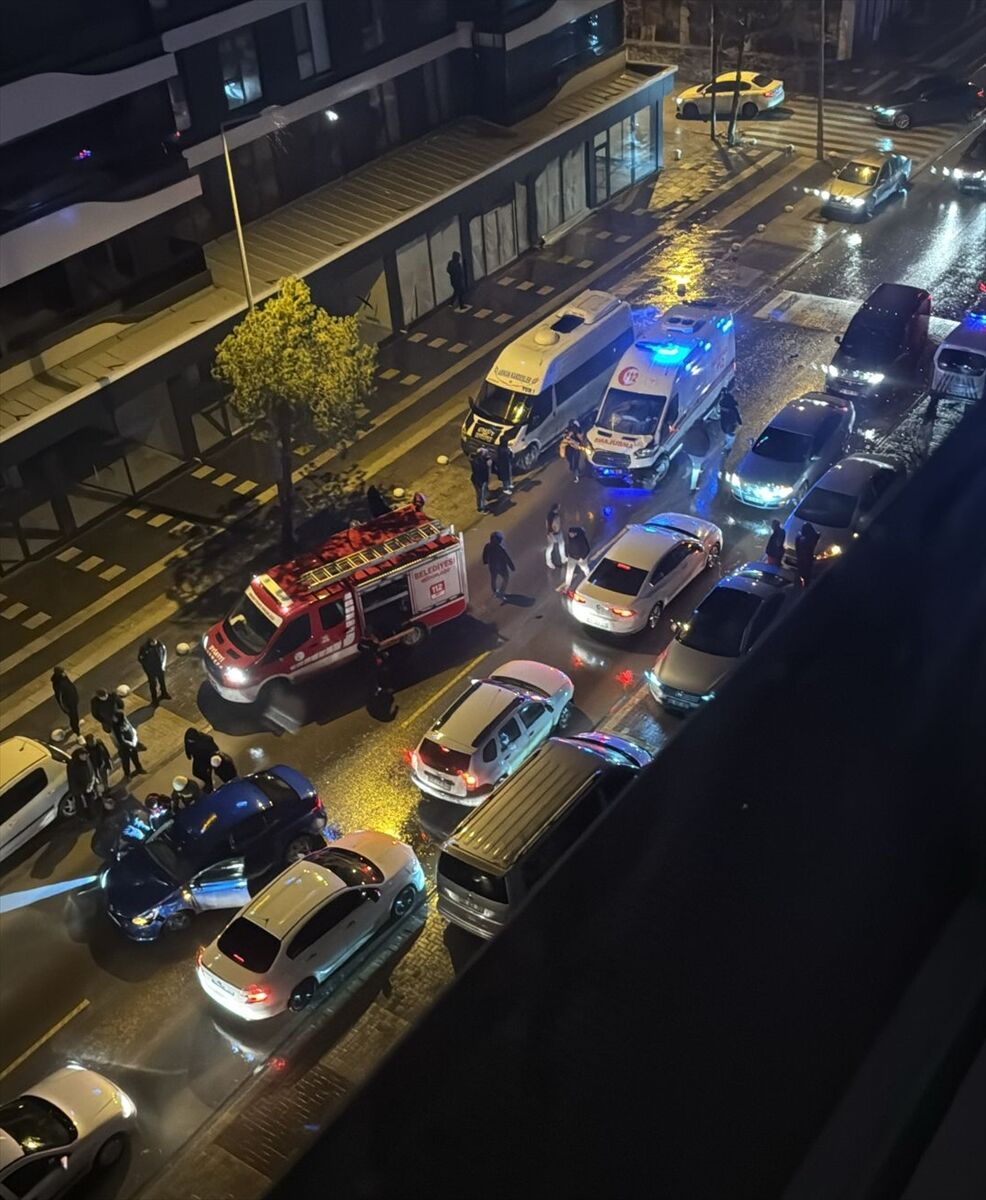 Yozgat'ta ambulans ile 2 otomobilin çarpıştığı kazada 7 kişi yaralandı