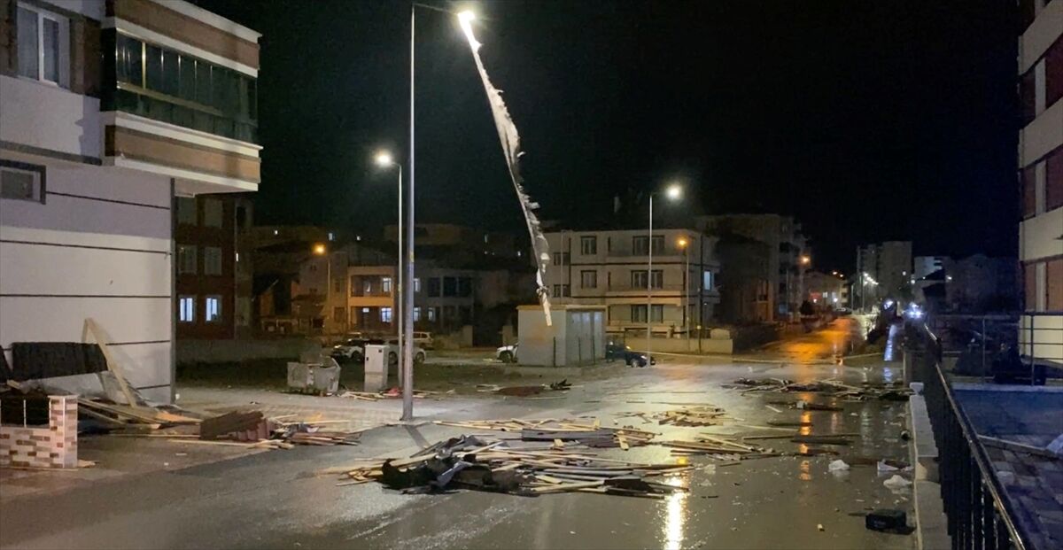 Yozgat'ta kuvvetli rüzgar çatılara ve ağaçlara zarar verdi