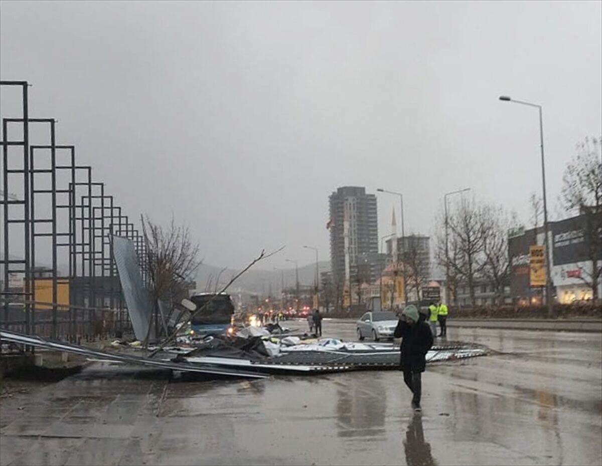 Başkentte kuvvetli fırtına hayatı olumsuz etkiledi