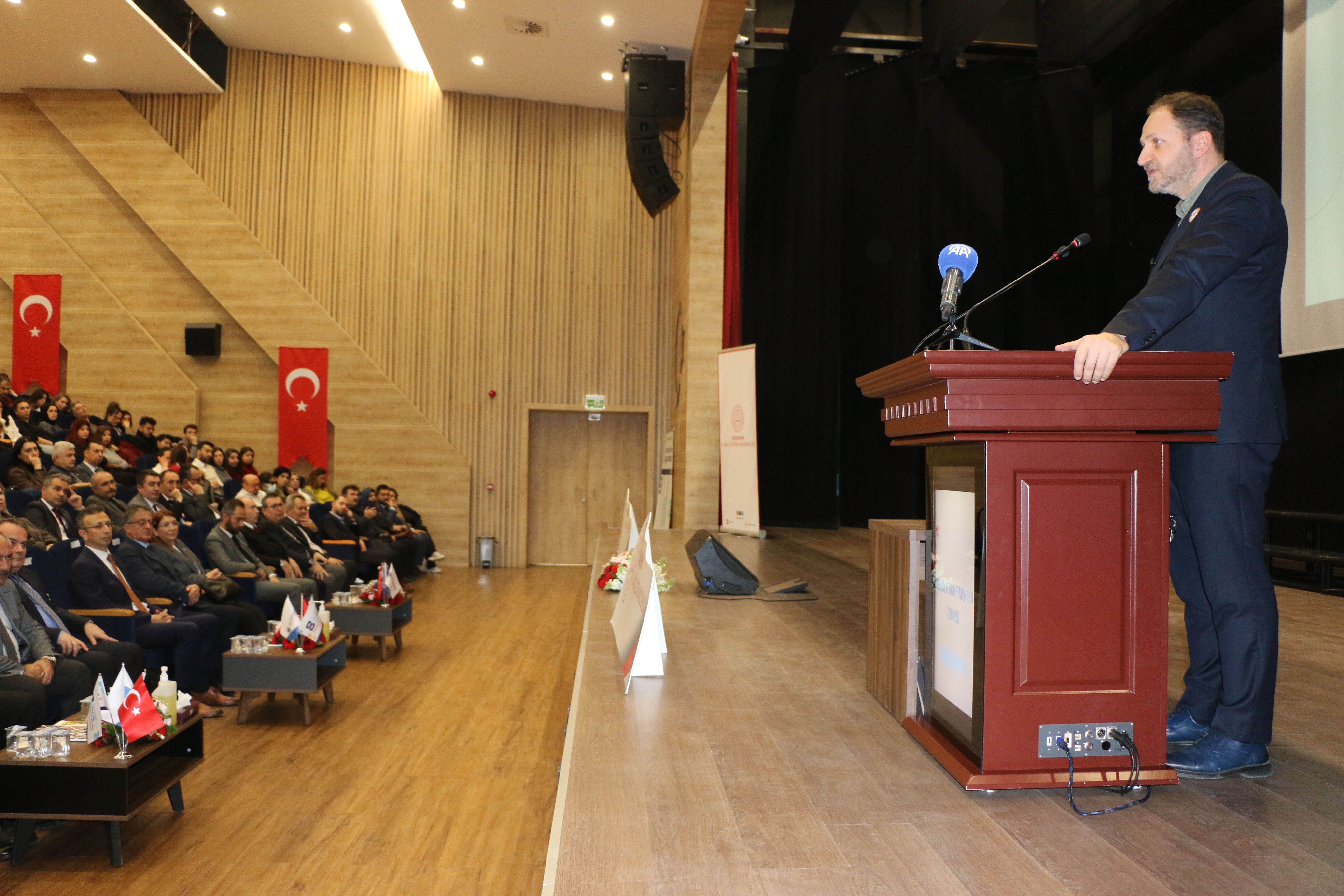 Yeşilay Genel Başkanı Dinç, Eskişehir'de Rehber Öğretmenler Zirvesi'nde konuştu: