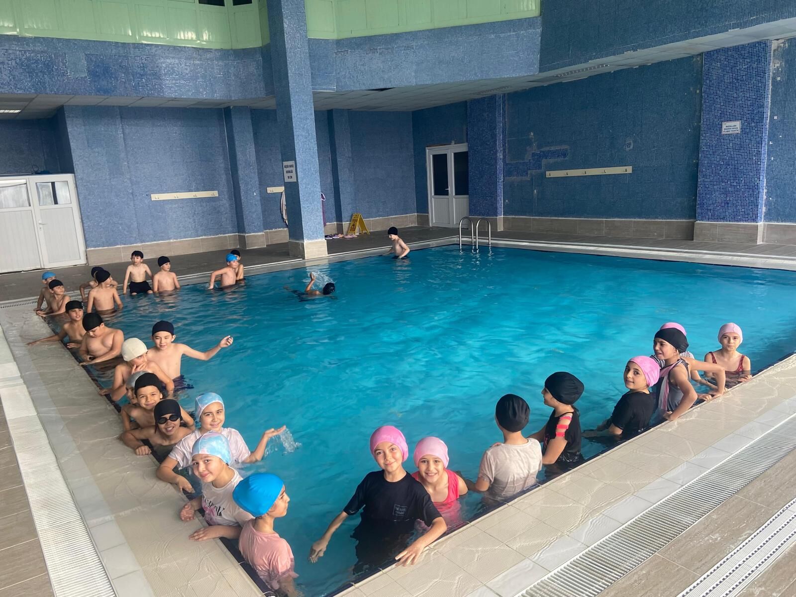 Karakeçili'de öğrenciler yüzmeyle tanıştı