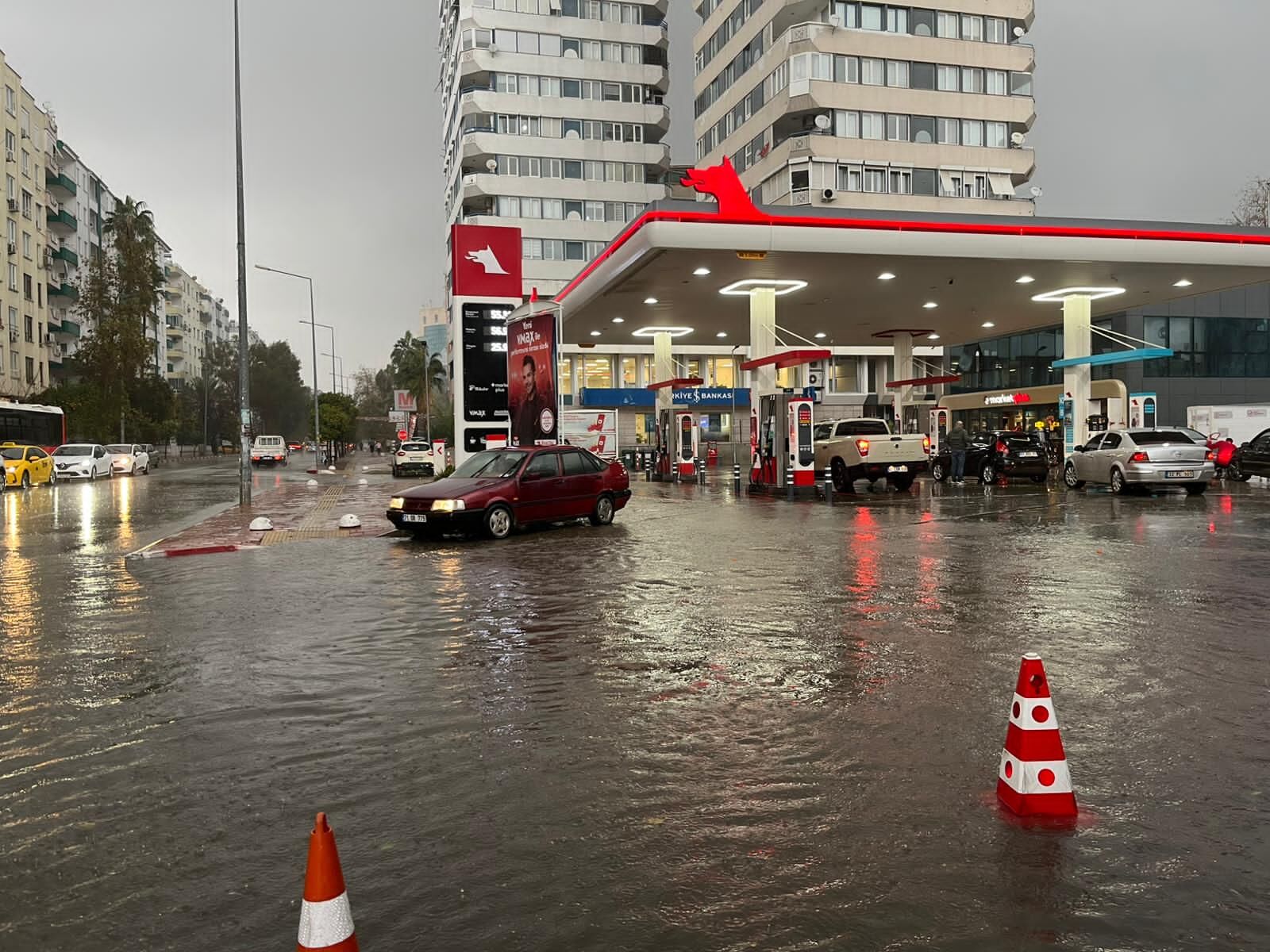 Antalya'da kuvvetli yağış ve fırtına etkili oldu