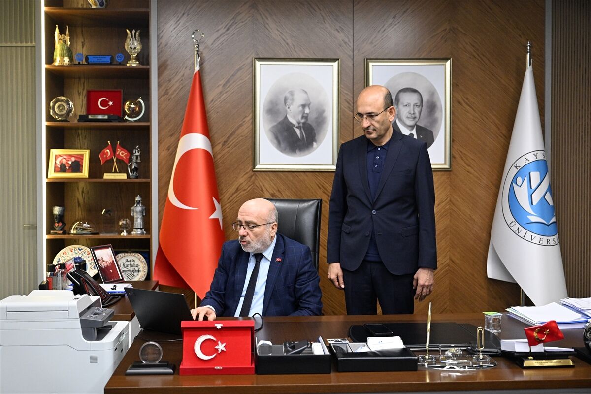Kayseri Üniversitesi Rektörü Karamustafa, AA'nın 'Yılın Kareleri' oylamasına katıldı