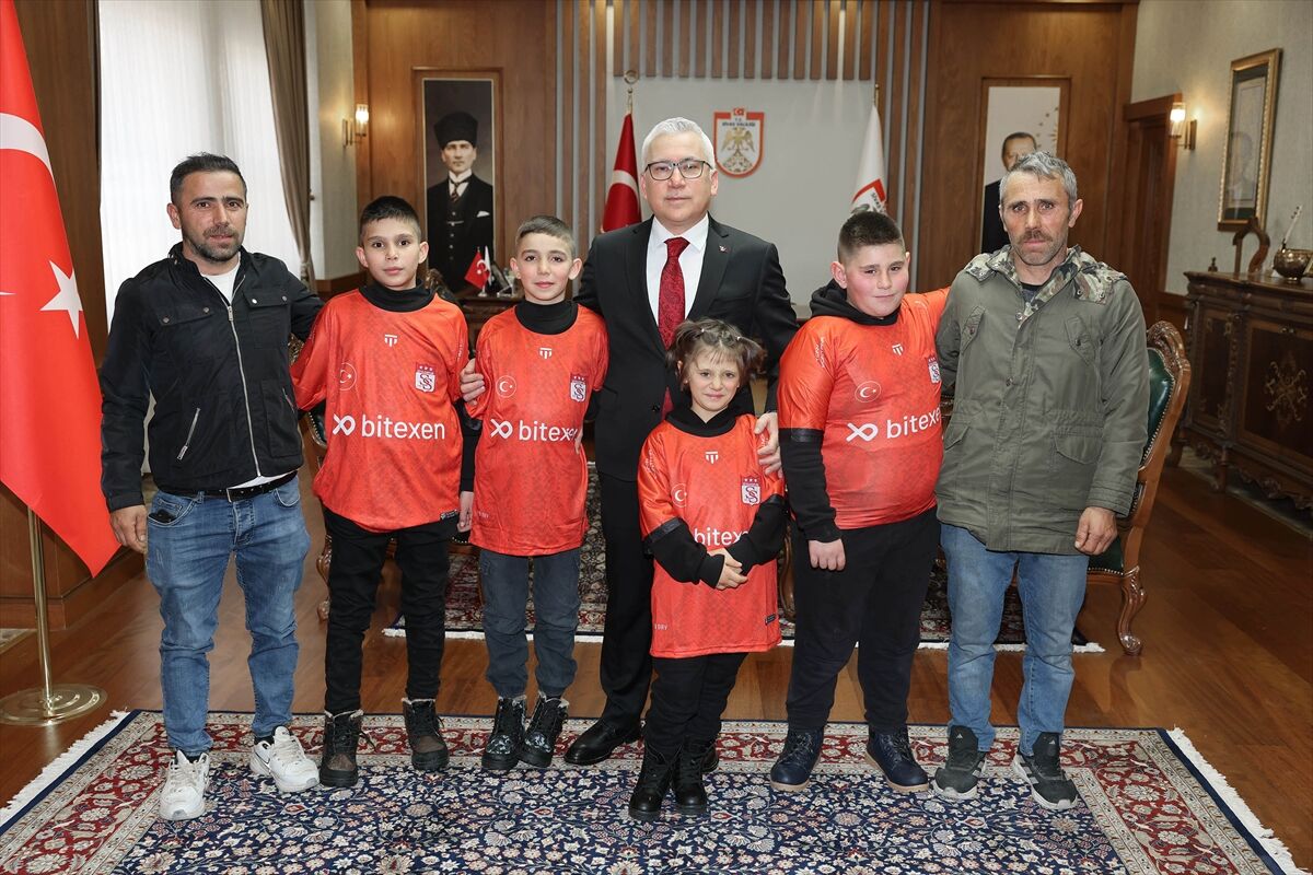 Sivas Valisi Şimşek, kardan 'Kız Kulesi' yapan çocukları ağırladı
