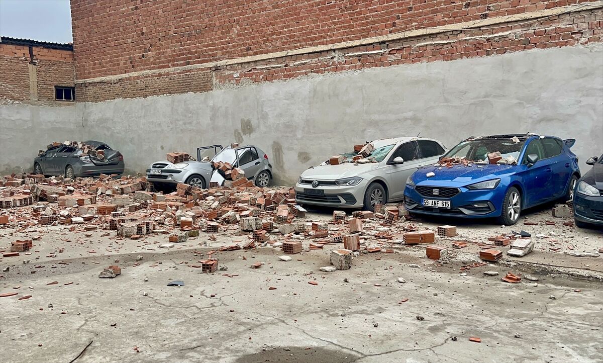 Eskişehir'de kuvvetli rüzgarın devirdiği duvar 6 araca zarar verdi