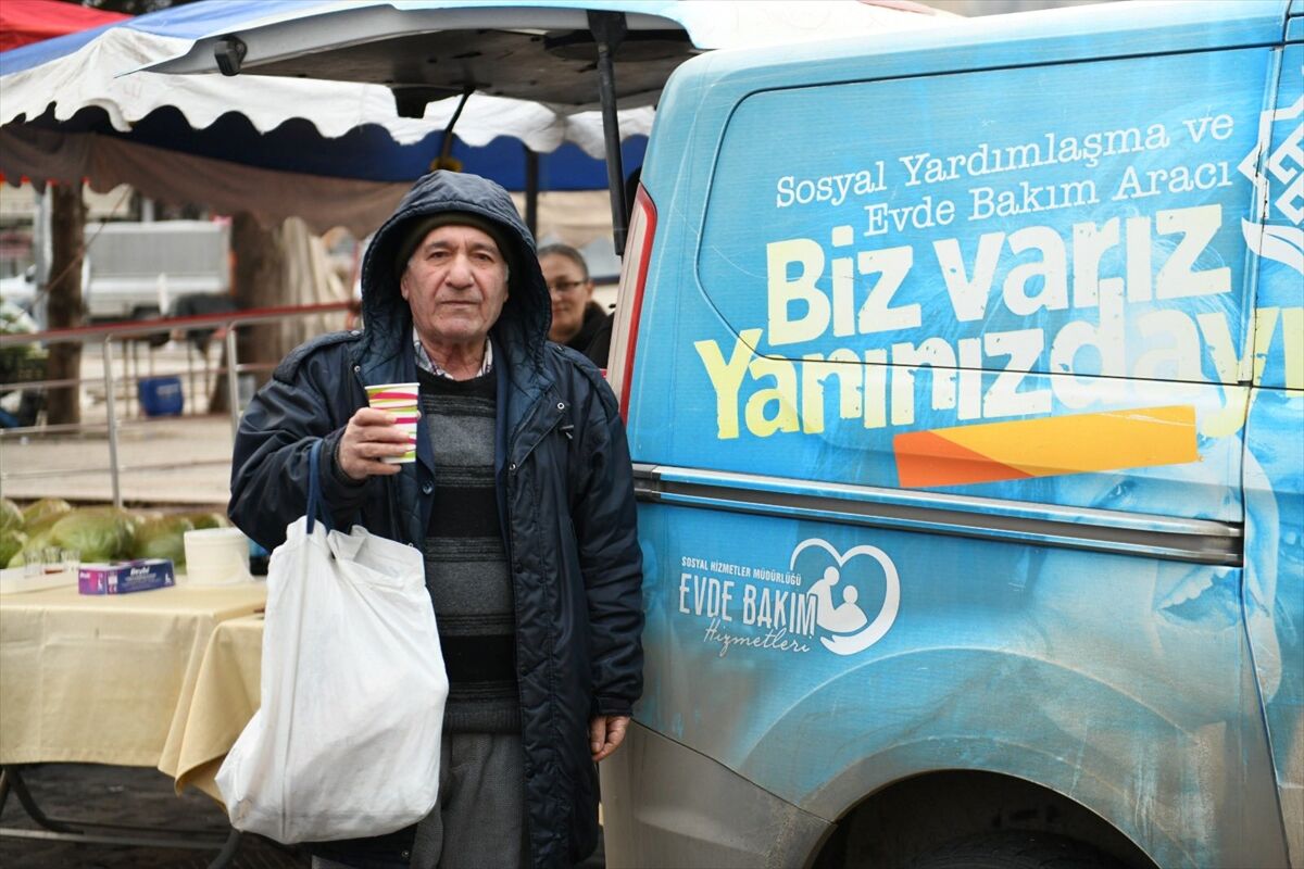 Beypazarı ilçesindeki pazarlarda vatandaşlara çorba ikramı yapılıyor