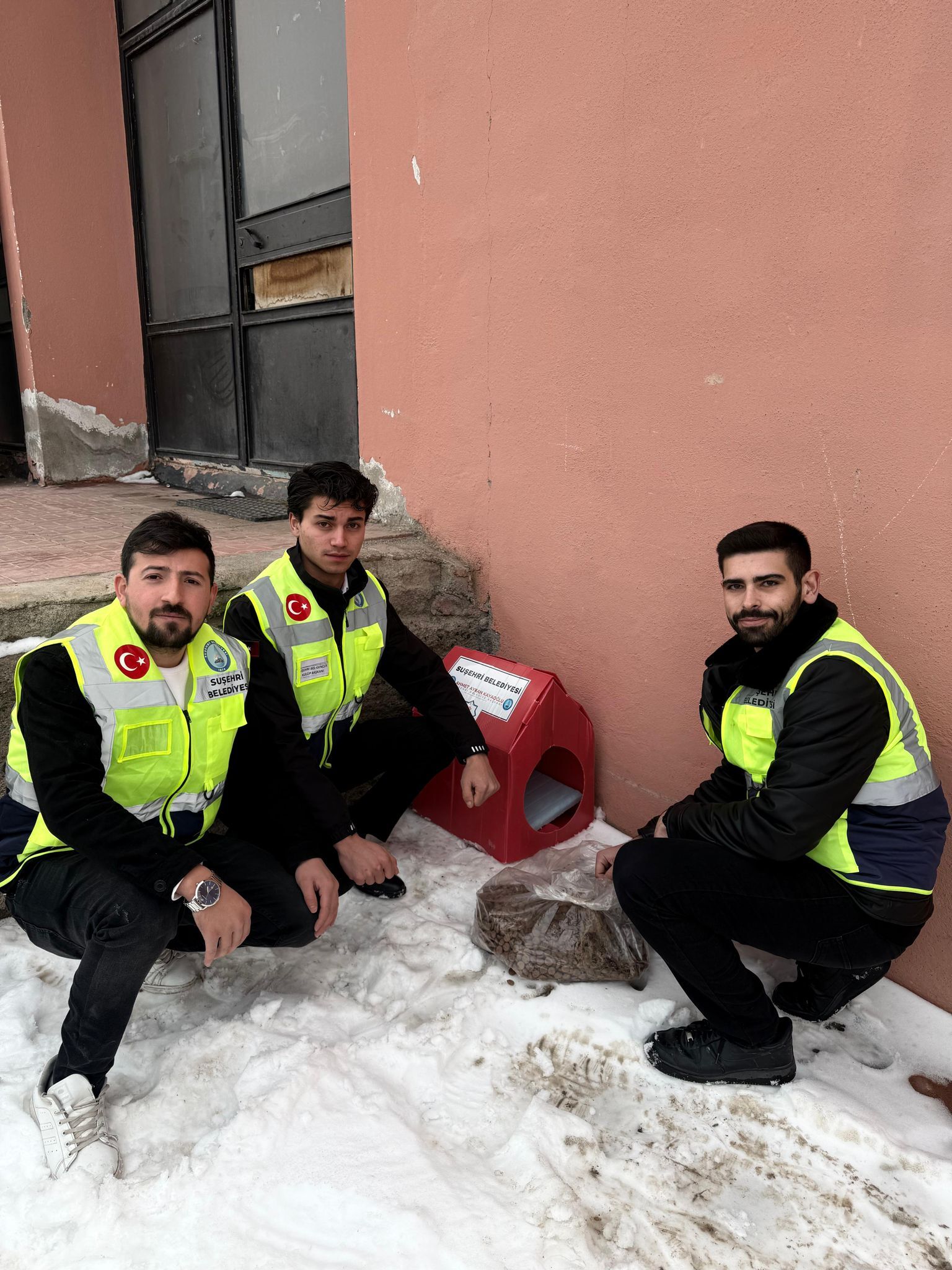 Suşehri Belediyesi yabani hayvanlar için doğaya yem bıraktı