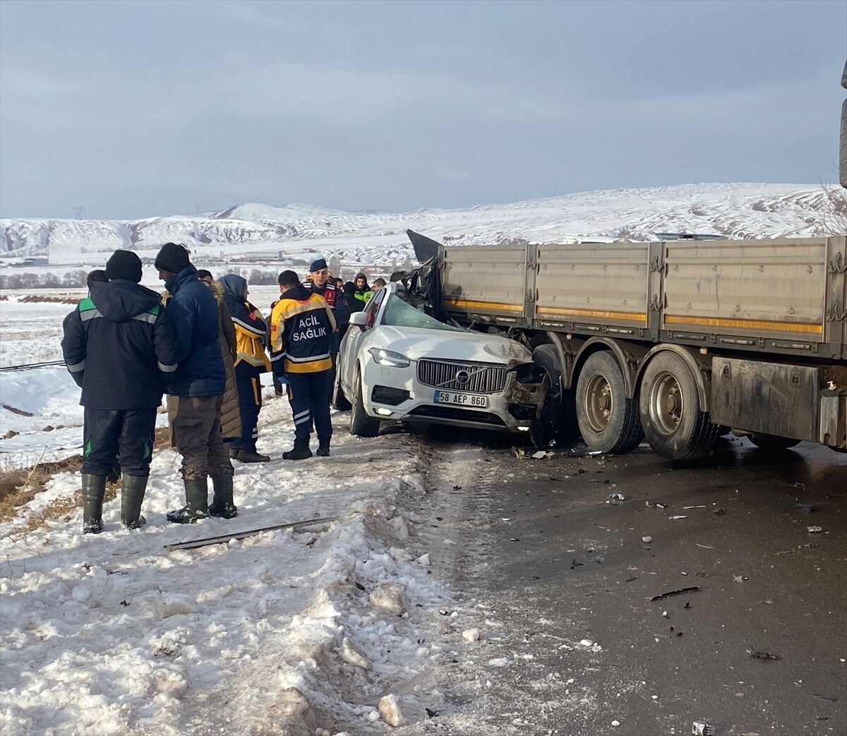 Sivas'ta üç aracın karıştığı trafik kazasında 1 kişi öldü, 2 kişi yaralandı
