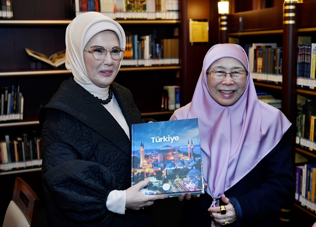 Emine Erdoğan, Malezya Başbakanı'nın eşi Wan Azizah İsmail ile bir araya geldi