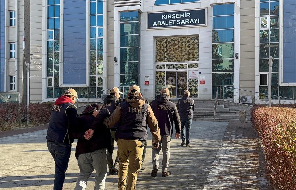 Kırşehir'de terör örgütü DEAŞ'a yönelik operasyonda yakalanan 3 şüpheli tutuklandı