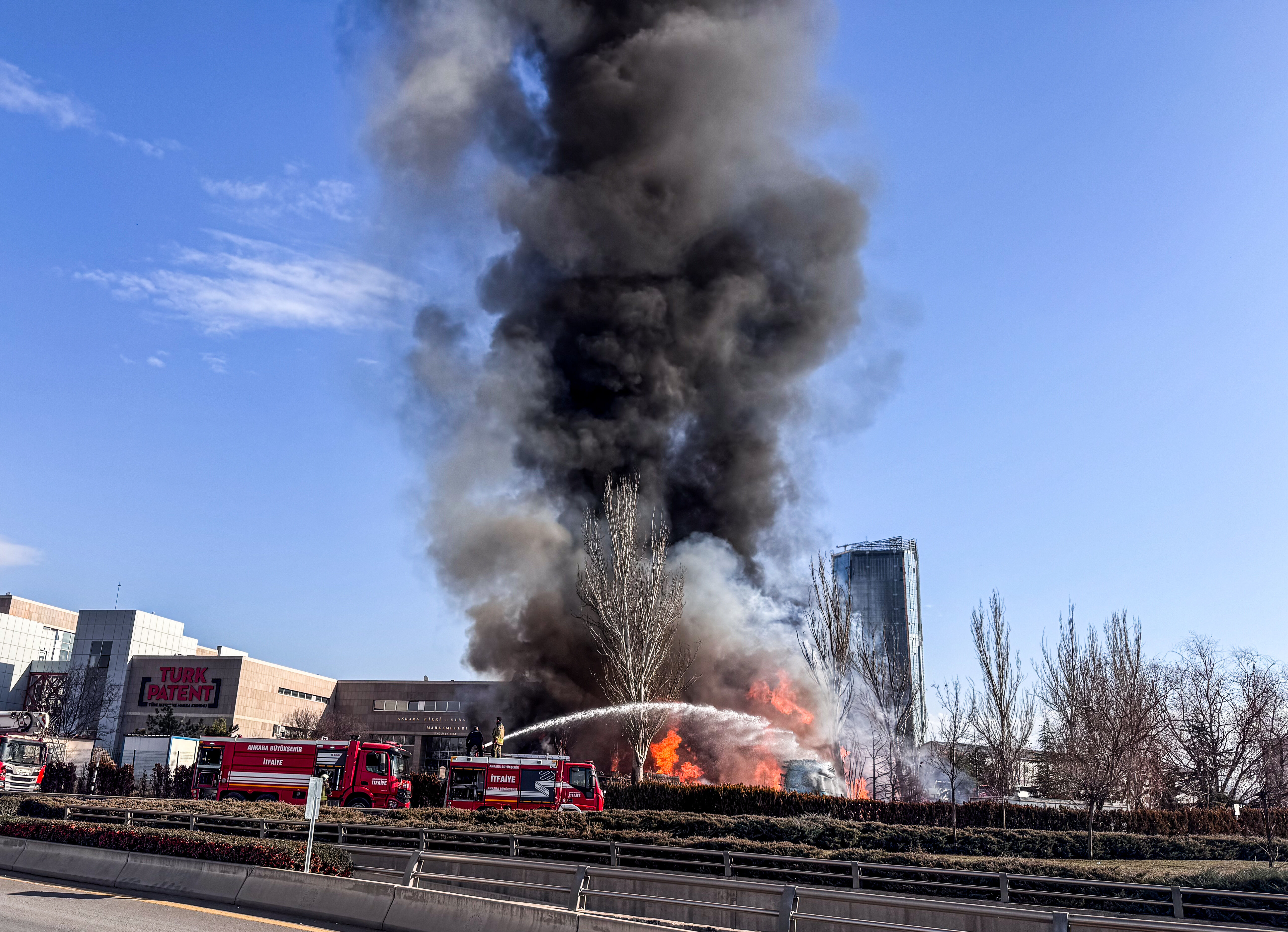 Ankara'da Emniyete ait otoparkta çıkan yangın söndürüldü