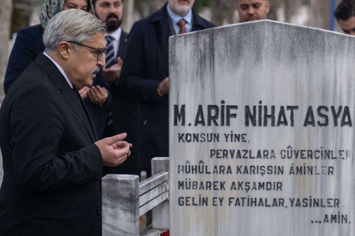 'Bayrak Şairi' Arif Nihat Asya vefatının 51. yılında kabri başında anıldı