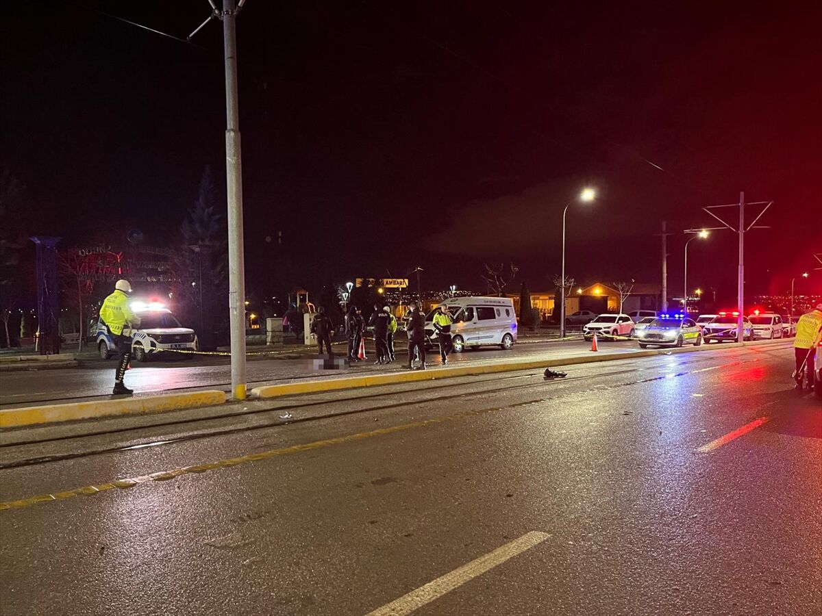 GÜNCELLEME - Eskişehir'de otomobilin çarptığı 3 yaya hayatını kaybetti