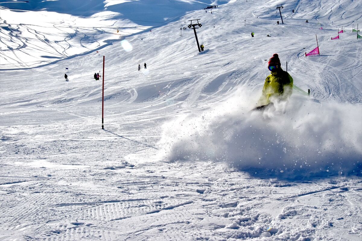 Bitlis'te 'Snowboard, Alp Disiplini ve Kuzey Disiplini İl Birinciliği Yarışmaları' yapıldı