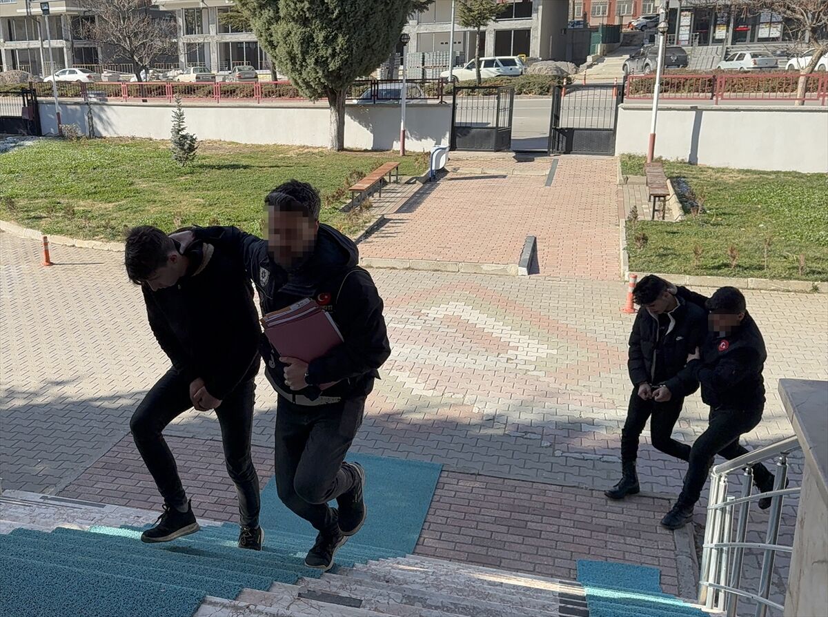 Konya'daki uyuşturucu operasyonunda yakalanan yabancı uyruklu 2 zanlı tutuklandı