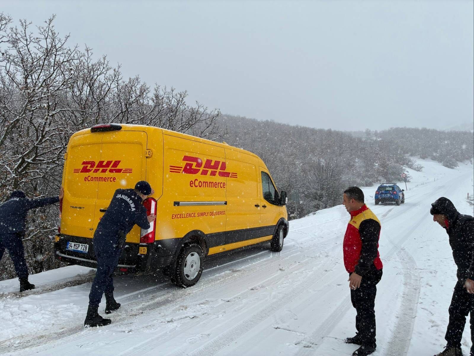 Yozgat'ta jandarma ekipleri kar ve tipi nedeniyle denetimlerini artırdı
