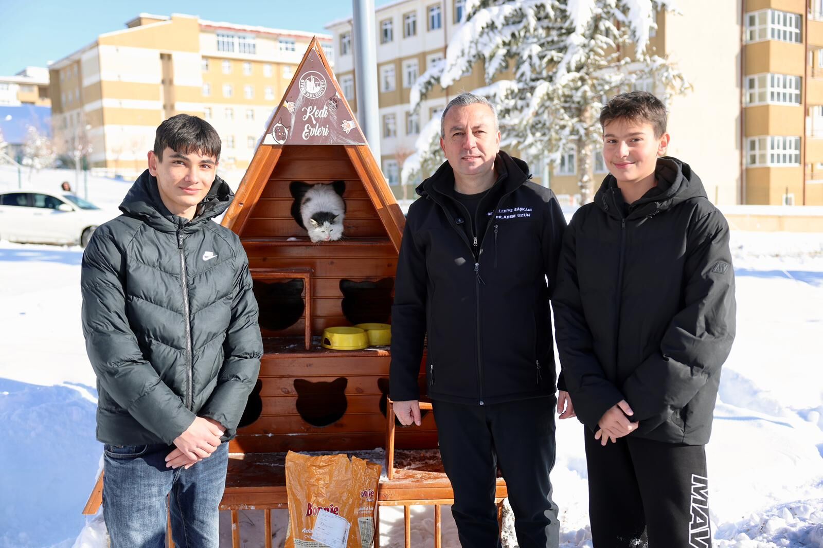 Sivas Belediyesi kedi evlerine mama bıraktı