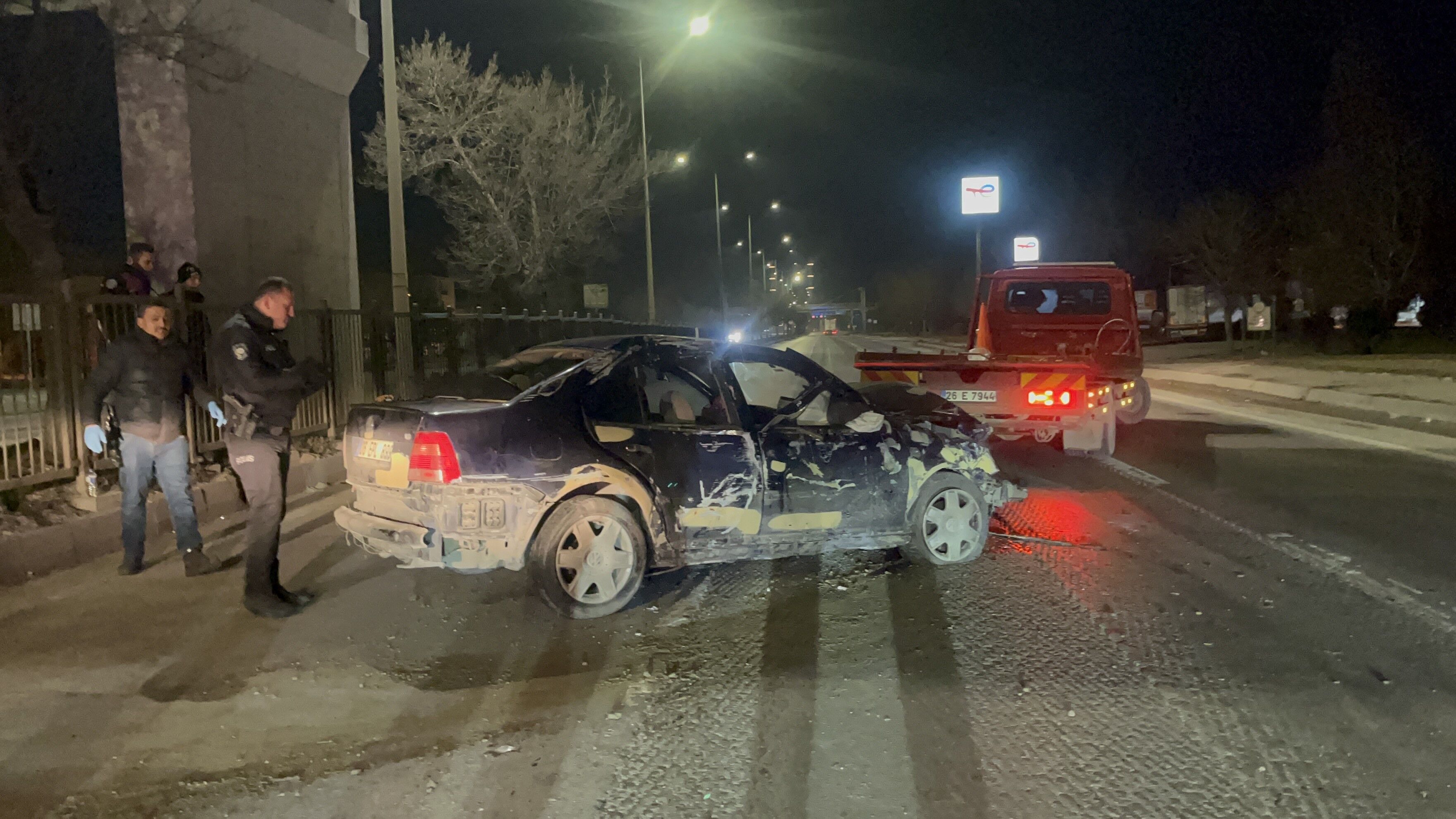 Ehliyetsiz sürücünün kullandığı otomobilin refüje çarptığı kazada 2 kişi yaralandı