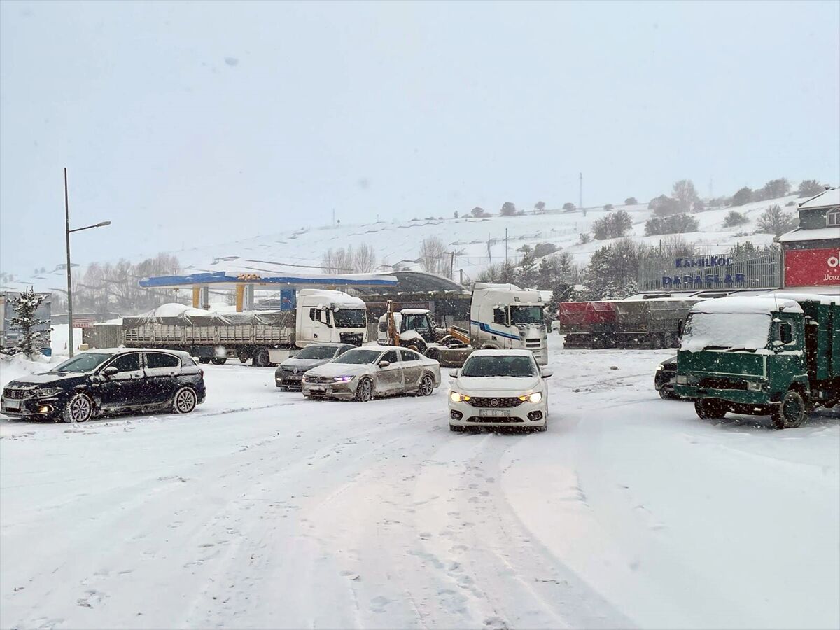 Erzincan-Sivas kara yolunda ulaşım güçlükle sağlanıyor