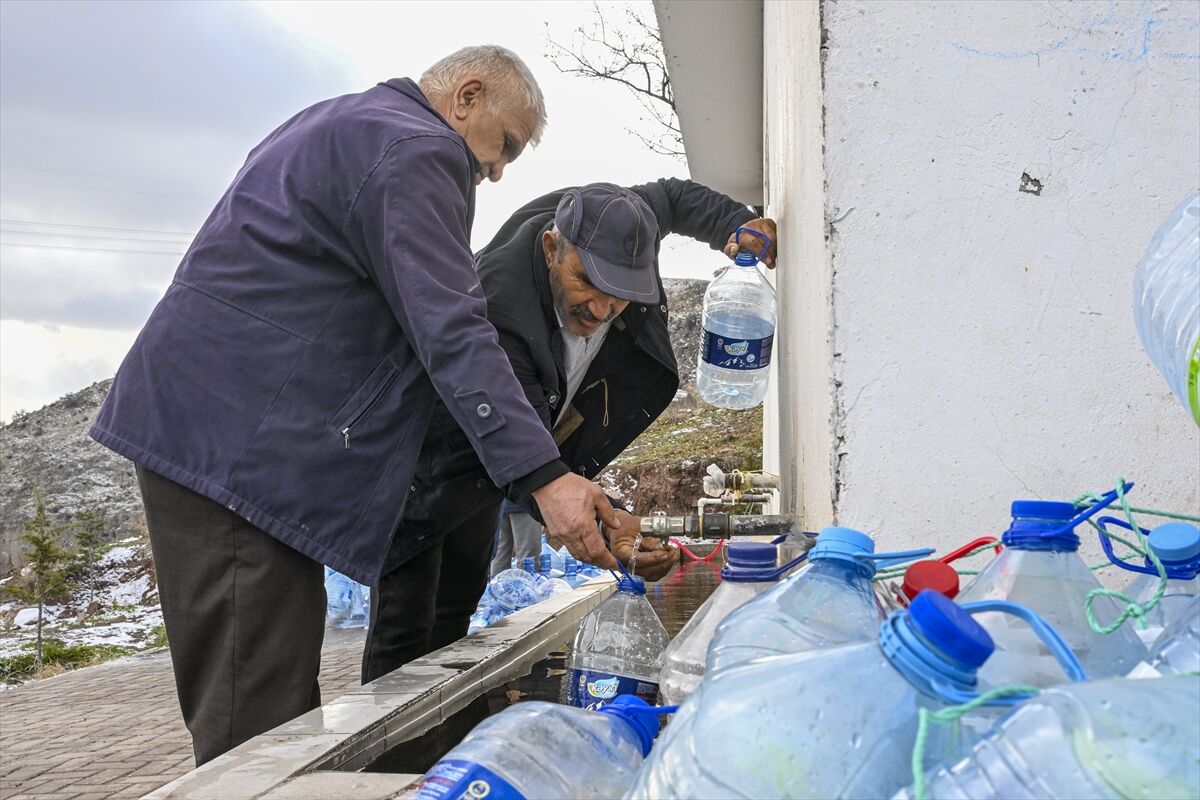 Başkentte su kesintisinden etkilenen vatandaşlar çeşmelerden su temin ediyor
