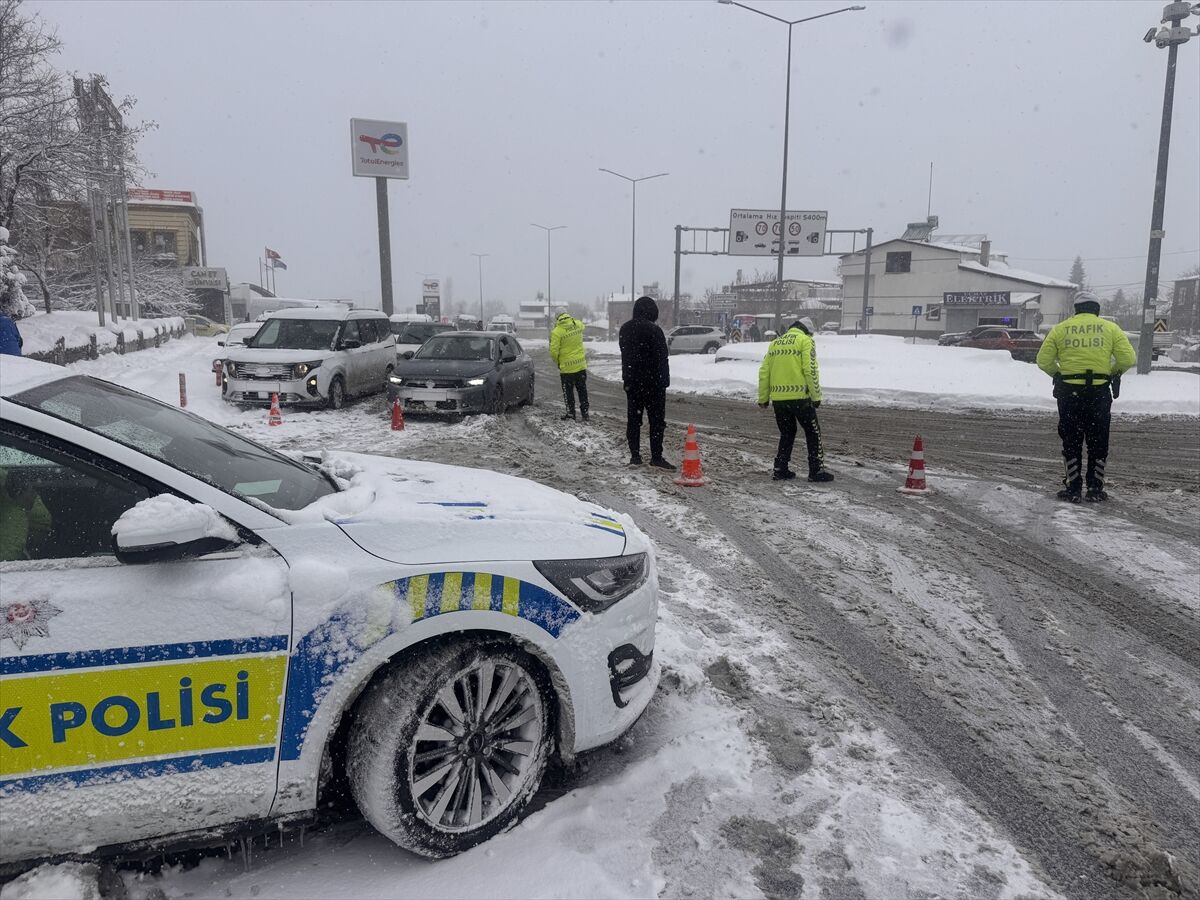Kayseri'den Erciyes'e giden yol kar ve tipi nedeniyle ulaşıma kapandı