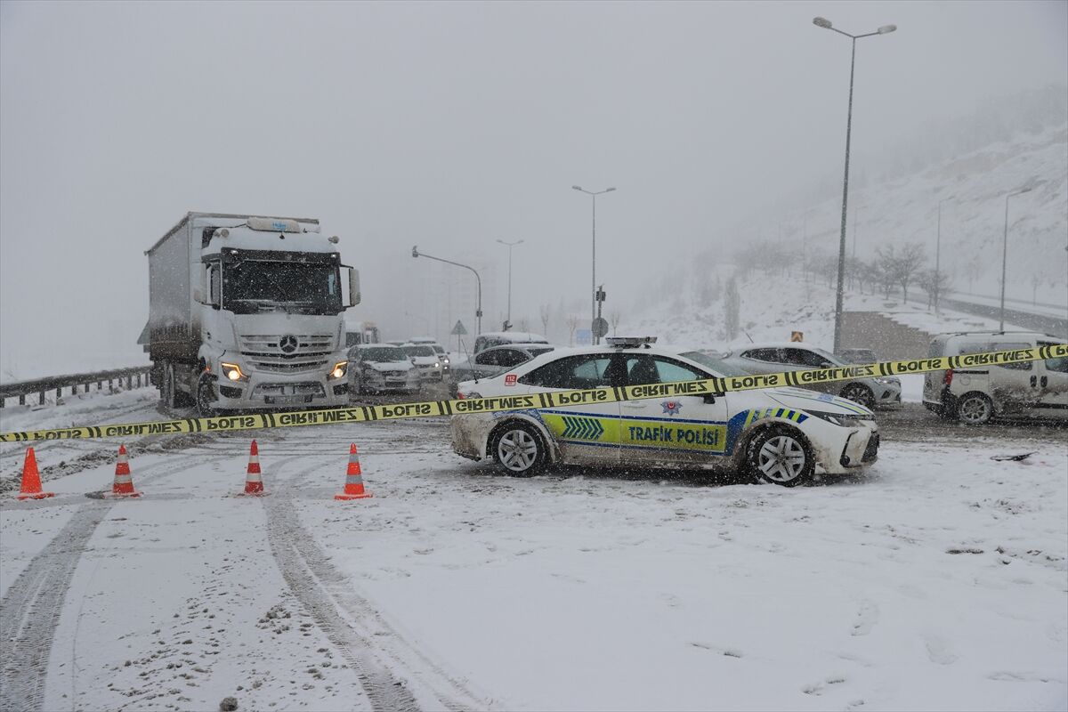 Kayseri-Malatya kara yolu kar ve tipi nedeniyle ulaşıma kapandı