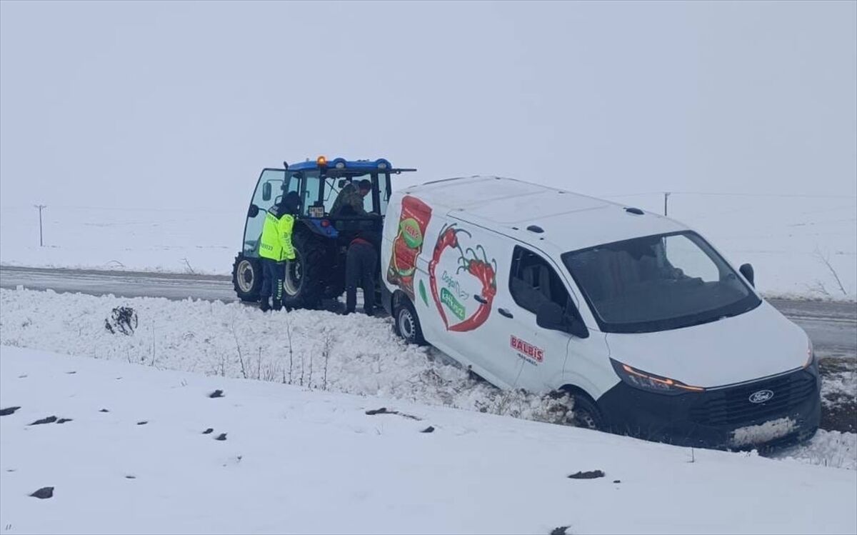 Yozgat'ta karda yolda kalan sürücülere jandarma ekipleri yardım etti
