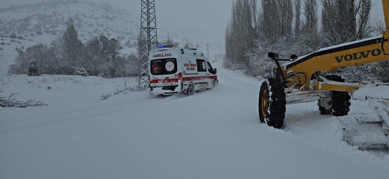 Sivas'ta yolu kardan kapanan köylerdeki diyaliz hastaları ekiplerin yardımıyla hastaneye yetiştirildi