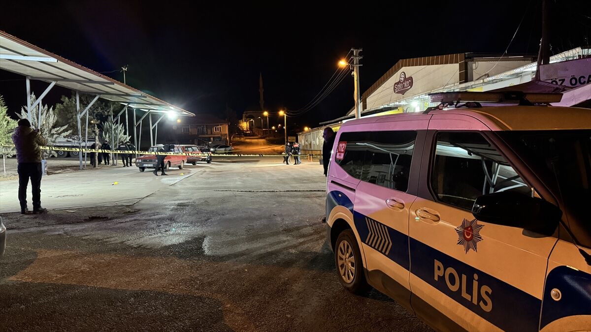 Kırıkkale'de çıkan kavgada bir kişi, tabancayla kazara kendini ve yeğenini yaraladı