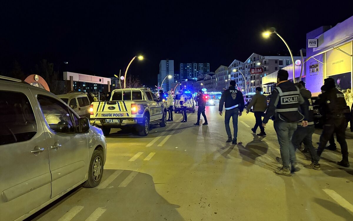 Kırıkkale'de kavgaya müdahale eden polis memuru bıçakla yaralandı