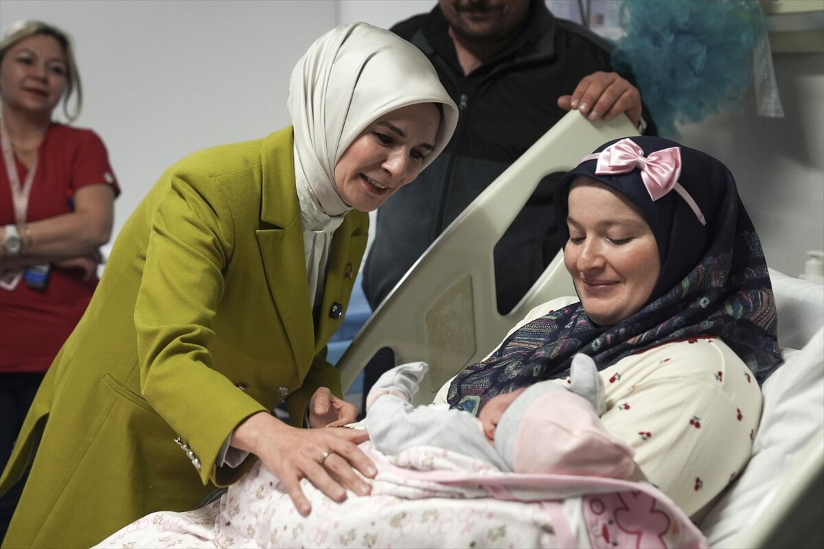 Bakan Göktaş'tan doğum yapan annelere 'yeni yıl' ziyareti: